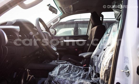 Sayi Imported Toyota Hilux White Mota in Import - Dubai a Maseru Sayi Imported Toyota Hilux White Mota in Import - Dubai a Maseru