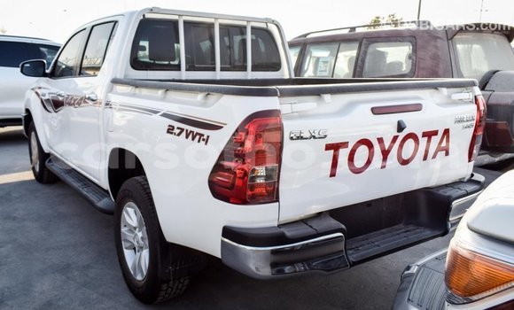 Sayi Imported Toyota Hilux White Mota in Import - Dubai a Maseru Sayi Imported Toyota Hilux White Mota in Import - Dubai a Maseru