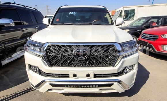 Sayi Imported Toyota Land Cruiser White Mota in Import - Dubai a Maseru Sayi Imported Toyota Land Cruiser White Mota in Import - Dubai a Maseru