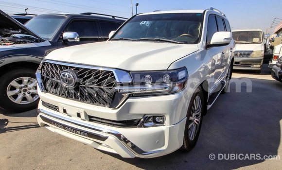 Sayi Imported Toyota Land Cruiser White Mota in Import - Dubai a Maseru Sayi Imported Toyota Land Cruiser White Mota in Import - Dubai a Maseru