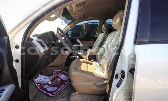 Sayi Imported Toyota Land Cruiser White Mota in Import - Dubai a Maseru Sayi Imported Toyota Land Cruiser White Mota in Import - Dubai a Maseru