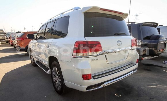 Sayi Imported Toyota Land Cruiser White Mota in Import - Dubai a Maseru Sayi Imported Toyota Land Cruiser White Mota in Import - Dubai a Maseru