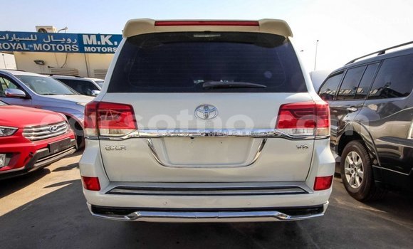 Sayi Imported Toyota Land Cruiser White Mota in Import - Dubai a Maseru Sayi Imported Toyota Land Cruiser White Mota in Import - Dubai a Maseru