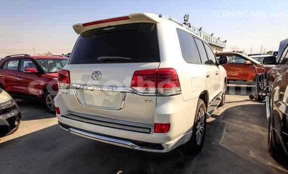 Sayi Imported Toyota Land Cruiser White Mota in Import - Dubai a Maseru Sayi Imported Toyota Land Cruiser White Mota in Import - Dubai a Maseru