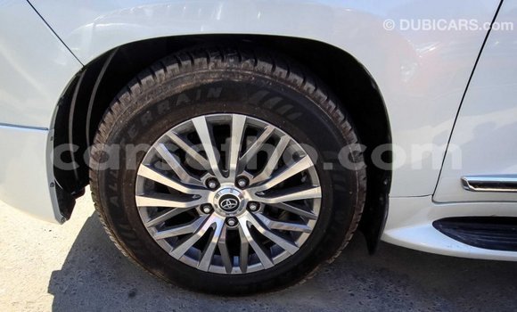 Sayi Imported Toyota Land Cruiser White Mota in Import - Dubai a Maseru Sayi Imported Toyota Land Cruiser White Mota in Import - Dubai a Maseru