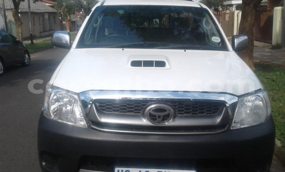 Sayi Na hannu Toyota Hilux White Mota in Maputsoa a Leribe Sayi Na hannu Toyota Hilux White Mota in Maputsoa a Leribe