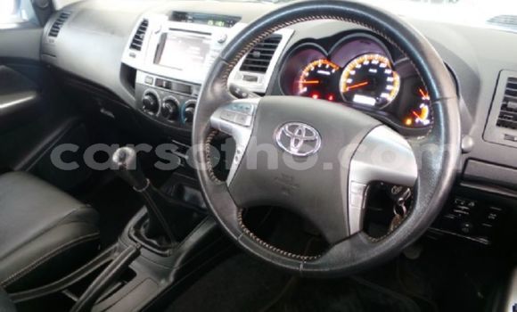 Sayi Na hannu Toyota Hilux White Mota in Butha–Buthe a Thaba-Tseka Sayi Na hannu Toyota Hilux White Mota in Butha–Buthe a Thaba-Tseka
