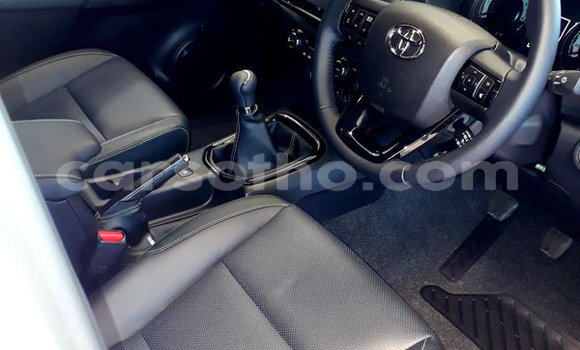 Sayi Na hannu Toyota Hilux White Mota in Butha–Buthe a Thaba-Tseka Sayi Na hannu Toyota Hilux White Mota in Butha–Buthe a Thaba-Tseka