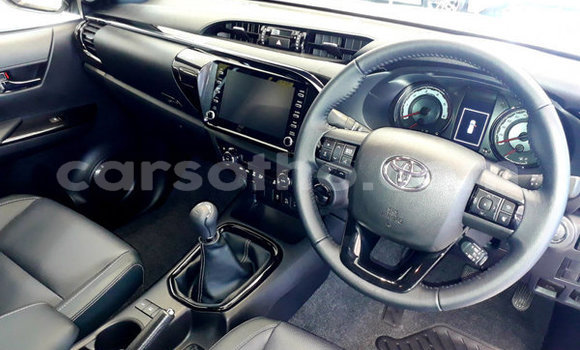 Sayi Na hannu Toyota Hilux White Mota in Butha–Buthe a Thaba-Tseka Sayi Na hannu Toyota Hilux White Mota in Butha–Buthe a Thaba-Tseka