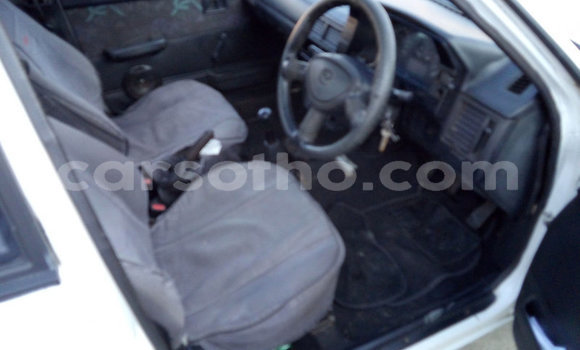 Acheter Occasion Voiture Mazda Familia Blanc à Maseru, Maseru Acheter Occasion Voiture Mazda Familia Blanc à Maseru, Maseru