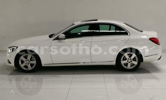 Sayi Na hannu Mercedes-Benz 200 White Mota in Maseru a Maseru Sayi Na hannu Mercedes-Benz 200 White Mota in Maseru a Maseru