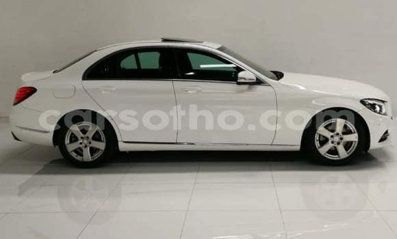 Sayi Na hannu Mercedes-Benz 200 White Mota in Maseru a Maseru Sayi Na hannu Mercedes-Benz 200 White Mota in Maseru a Maseru
