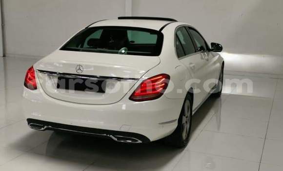 Sayi Na hannu Mercedes-Benz 200 White Mota in Maseru a Maseru Sayi Na hannu Mercedes-Benz 200 White Mota in Maseru a Maseru