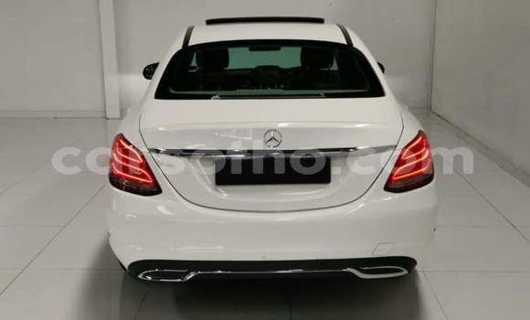 Sayi Na hannu Mercedes-Benz 200 White Mota in Maseru a Maseru Sayi Na hannu Mercedes-Benz 200 White Mota in Maseru a Maseru