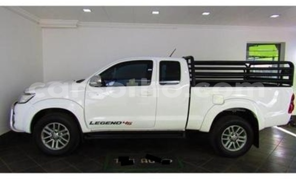 Sayi Na hannu Toyota Hilux White Mota in Hlotse a Leribe Sayi Na hannu Toyota Hilux White Mota in Hlotse a Leribe