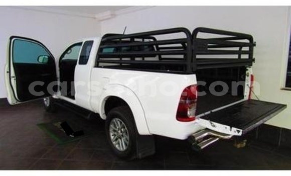 Sayi Na hannu Toyota Hilux White Mota in Hlotse a Leribe Sayi Na hannu Toyota Hilux White Mota in Hlotse a Leribe