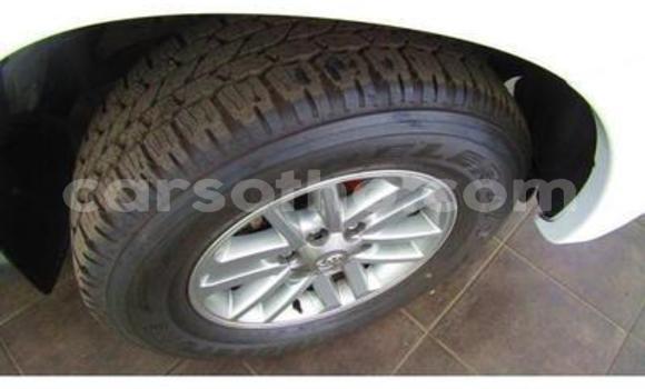 Sayi Na hannu Toyota Hilux White Mota in Hlotse a Leribe Sayi Na hannu Toyota Hilux White Mota in Hlotse a Leribe