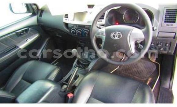 Sayi Na hannu Toyota Hilux White Mota in Hlotse a Leribe Sayi Na hannu Toyota Hilux White Mota in Hlotse a Leribe