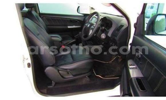 Sayi Na hannu Toyota Hilux White Mota in Hlotse a Leribe Sayi Na hannu Toyota Hilux White Mota in Hlotse a Leribe