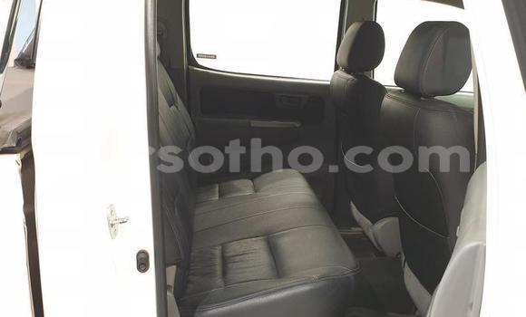 Sayi Na hannu Toyota Hilux White Mota in Roma a Maseru Sayi Na hannu Toyota Hilux White Mota in Roma a Maseru