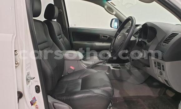 Sayi Na hannu Toyota Hilux White Mota in Roma a Maseru Sayi Na hannu Toyota Hilux White Mota in Roma a Maseru