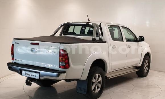 Sayi Na hannu Toyota Hilux White Mota in Roma a Maseru Sayi Na hannu Toyota Hilux White Mota in Roma a Maseru