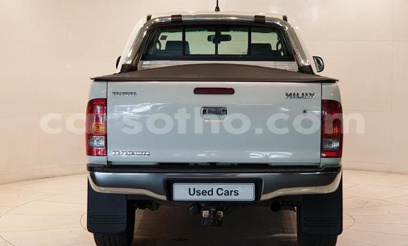 Sayi Na hannu Toyota Hilux White Mota in Roma a Maseru Sayi Na hannu Toyota Hilux White Mota in Roma a Maseru