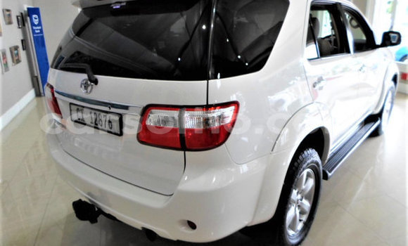 Acheter Occasion Voiture Toyota Fortuner Blanc à Maseru, Maseru Acheter Occasion Voiture Toyota Fortuner Blanc à Maseru, Maseru
