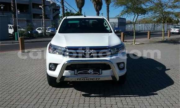 Sayi Na hannu Toyota Hilux White Mota in Maseru a Maseru Sayi Na hannu Toyota Hilux White Mota in Maseru a Maseru