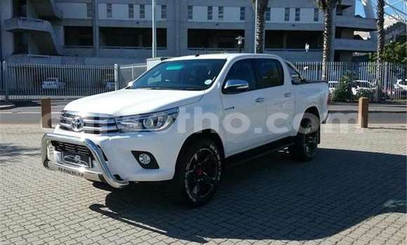 Sayi Na hannu Toyota Hilux White Mota in Maseru a Maseru Sayi Na hannu Toyota Hilux White Mota in Maseru a Maseru