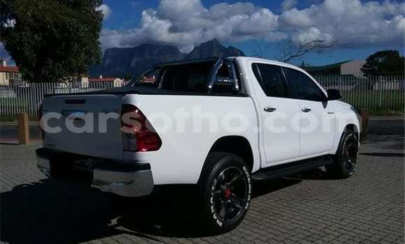 Sayi Na hannu Toyota Hilux White Mota in Maseru a Maseru Sayi Na hannu Toyota Hilux White Mota in Maseru a Maseru