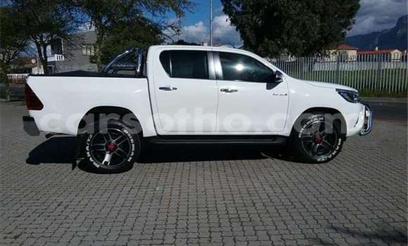 Sayi Na hannu Toyota Hilux White Mota in Maseru a Maseru Sayi Na hannu Toyota Hilux White Mota in Maseru a Maseru