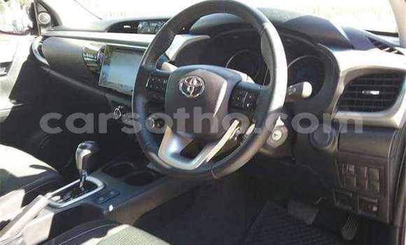 Sayi Na hannu Toyota Hilux White Mota in Maseru a Maseru Sayi Na hannu Toyota Hilux White Mota in Maseru a Maseru