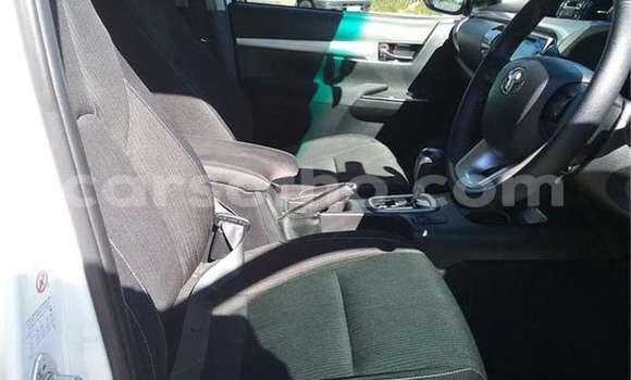 Sayi Na hannu Toyota Hilux White Mota in Maseru a Maseru Sayi Na hannu Toyota Hilux White Mota in Maseru a Maseru