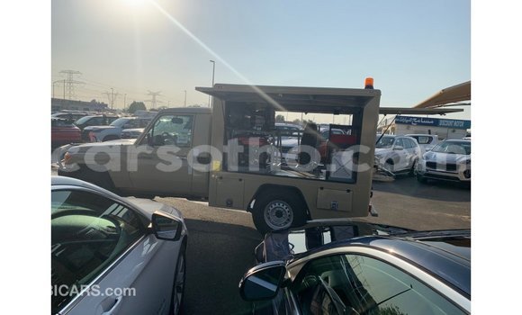 Sayi Imported Toyota Land Cruiser Beige Mota in Import - Dubai a Maseru Sayi Imported Toyota Land Cruiser Beige Mota in Import - Dubai a Maseru