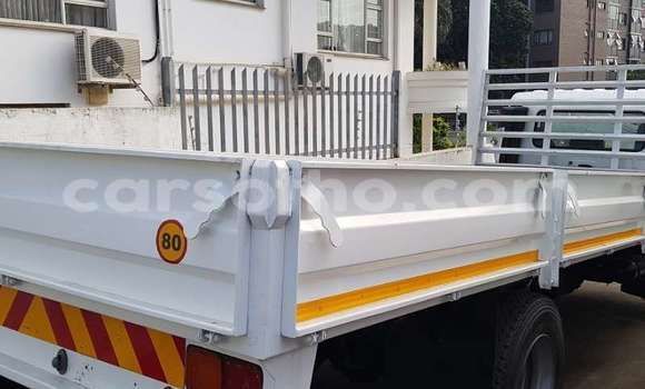 Sayi Na hannu Nissan UD White Babbar mota in Maseru a Maseru Sayi Na hannu Nissan UD White Babbar mota in Maseru a Maseru