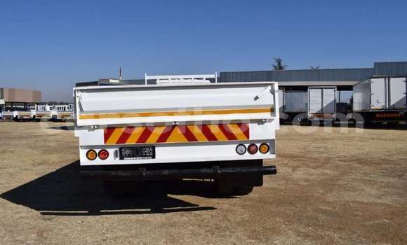 Sayi Na hannu Nissan UD White Babbar mota in Maseru a Maseru Sayi Na hannu Nissan UD White Babbar mota in Maseru a Maseru