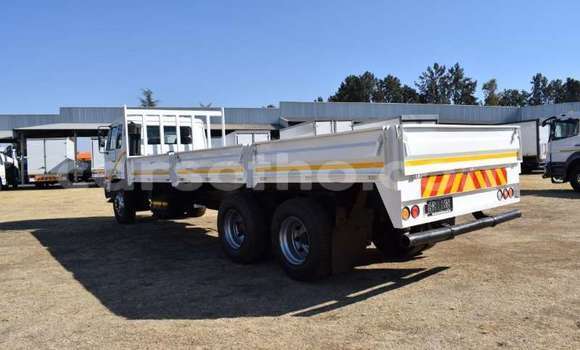 Sayi Na hannu Nissan UD White Babbar mota in Maseru a Maseru Sayi Na hannu Nissan UD White Babbar mota in Maseru a Maseru