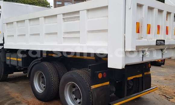 Sayi Na hannu Nissan UD White Babbar mota in Maseru a Maseru Sayi Na hannu Nissan UD White Babbar mota in Maseru a Maseru