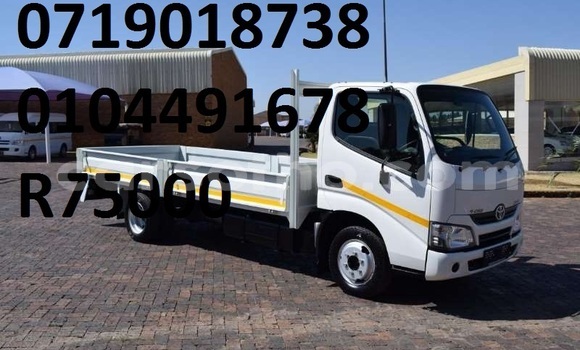 Sayi Na hannu Toyota Dyna White Babbar mota in Maseru a Maseru Sayi Na hannu Toyota Dyna White Babbar mota in Maseru a Maseru