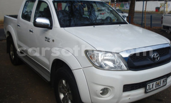 Sayi Na hannu Toyota Hilux White Mota in Maseru a Maseru Sayi Na hannu Toyota Hilux White Mota in Maseru a Maseru