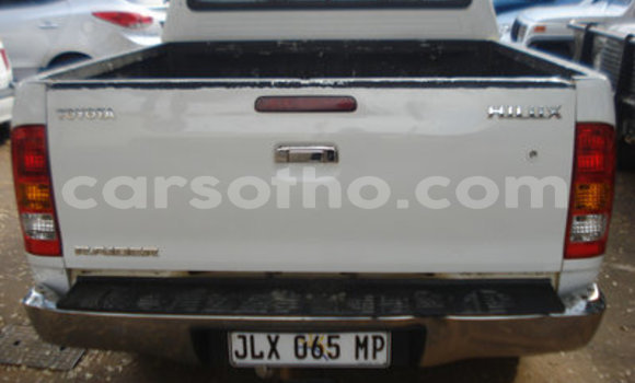 Sayi Na hannu Toyota Hilux White Mota in Maseru a Maseru Sayi Na hannu Toyota Hilux White Mota in Maseru a Maseru