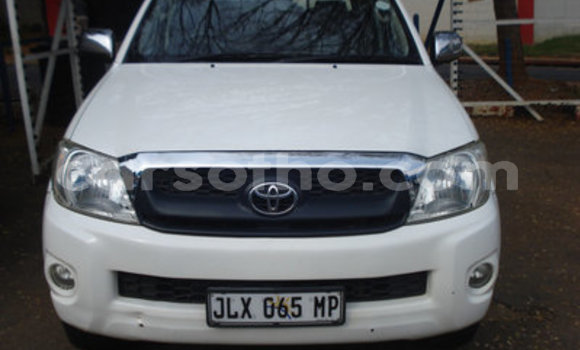 Sayi Na hannu Toyota Hilux White Mota in Maseru a Maseru Sayi Na hannu Toyota Hilux White Mota in Maseru a Maseru