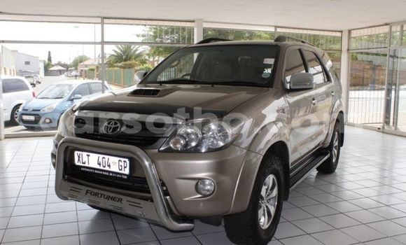 Sayi Na hannu Toyota Fortuner Silver Mota in Maseru a Maseru Sayi Na hannu Toyota Fortuner Silver Mota in Maseru a Maseru