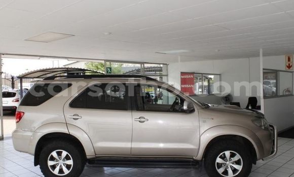 Sayi Na hannu Toyota Fortuner Silver Mota in Maseru a Maseru Sayi Na hannu Toyota Fortuner Silver Mota in Maseru a Maseru